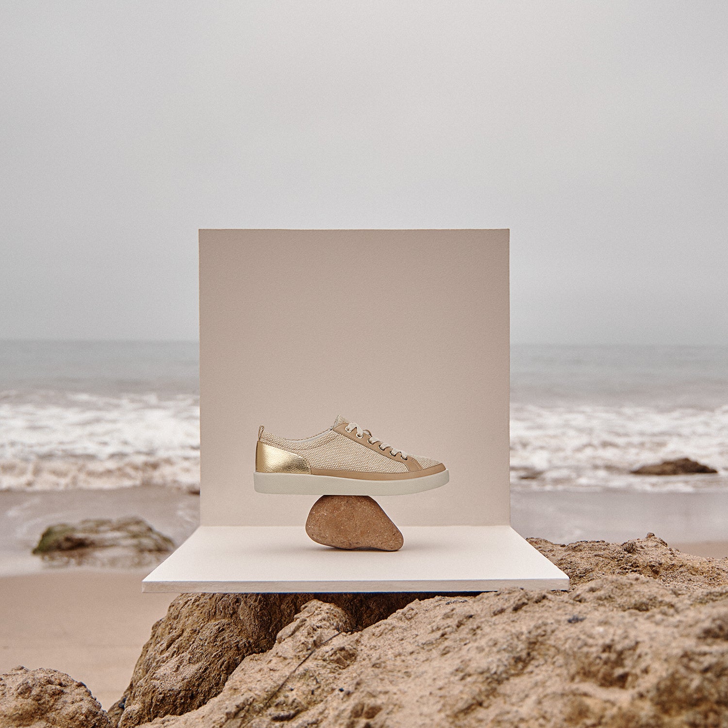 Womens Vionic Women's Vionic Winny 2 Natural/Gold Natural/Gold