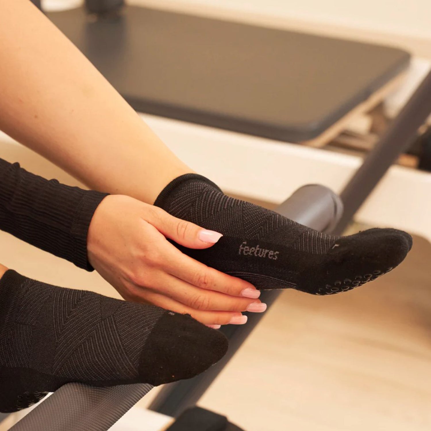 Unisex Feetures Feetures Elite Grip Max Cushion Tab Unisex Athletic Shoes Socks Balance Black Balance Black