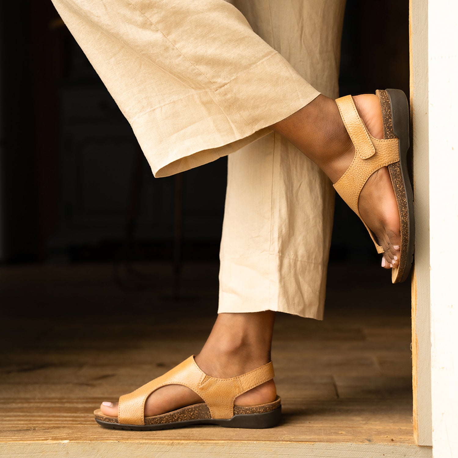 Womens Dansko Dansko Reece Women's Thong Sandals Honey Distressed Honey Distressed