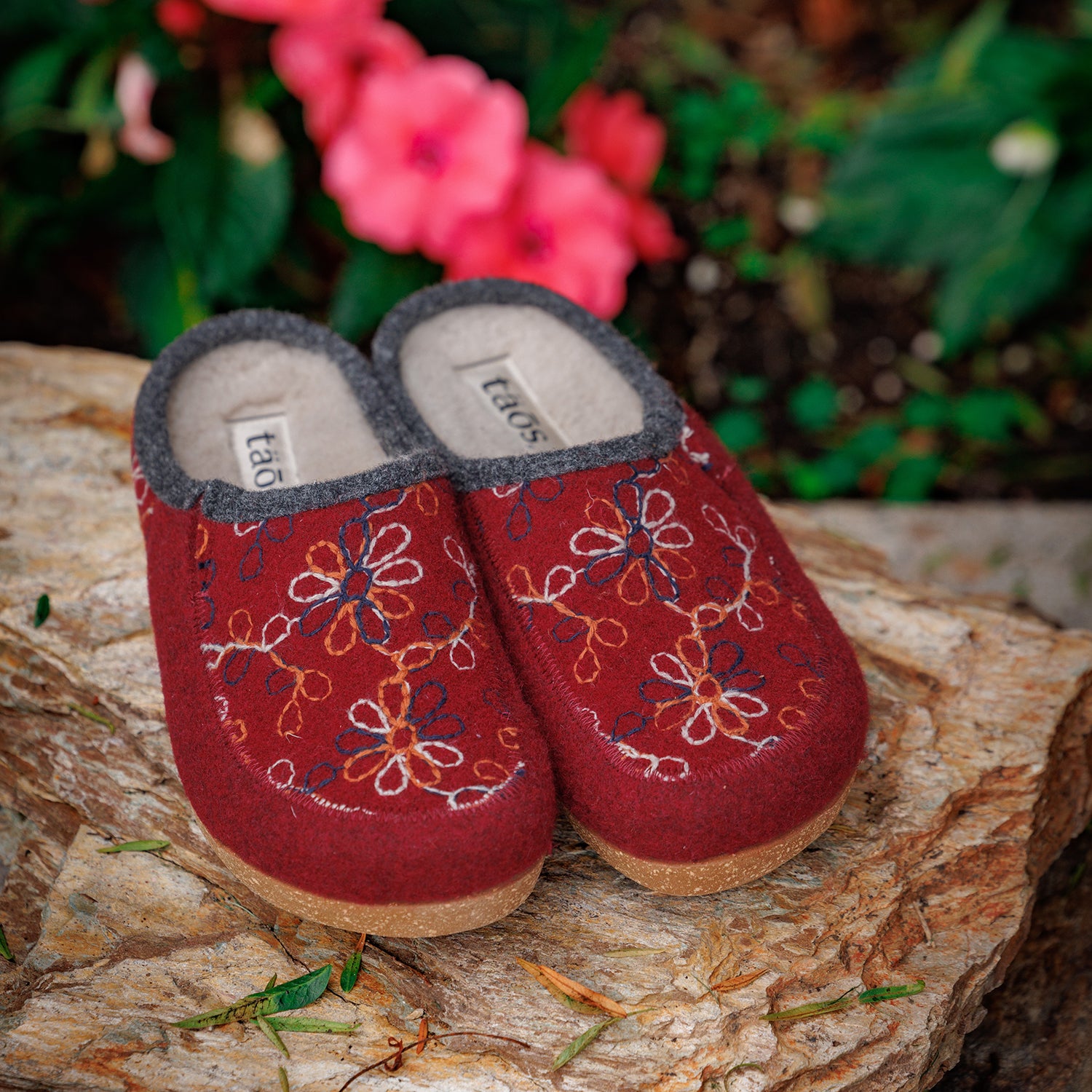 Womens Taos Taos Woolflower Women's Clogs Cranberry Cranberry