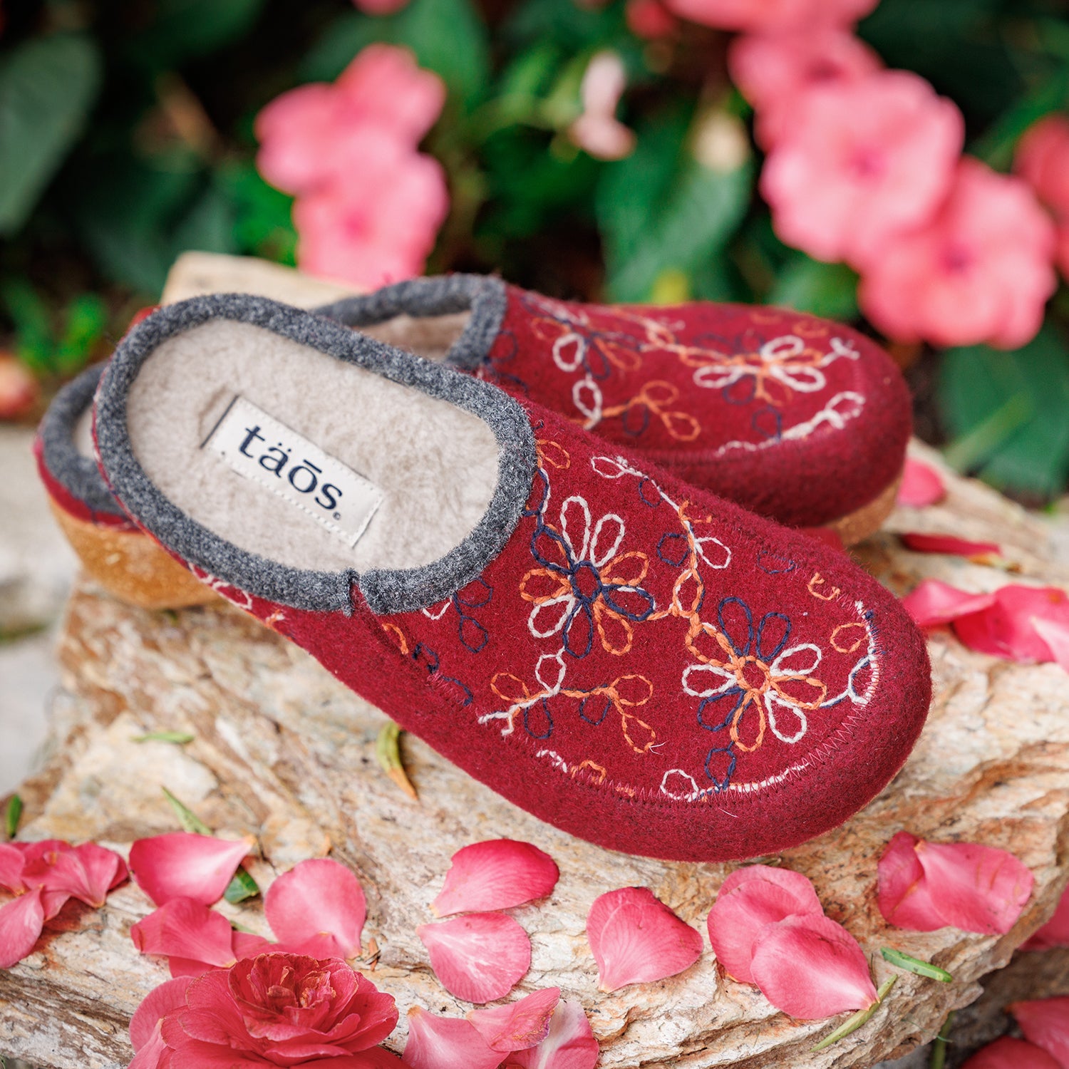 Womens Taos Taos Woolflower Women's Clogs Cranberry Cranberry