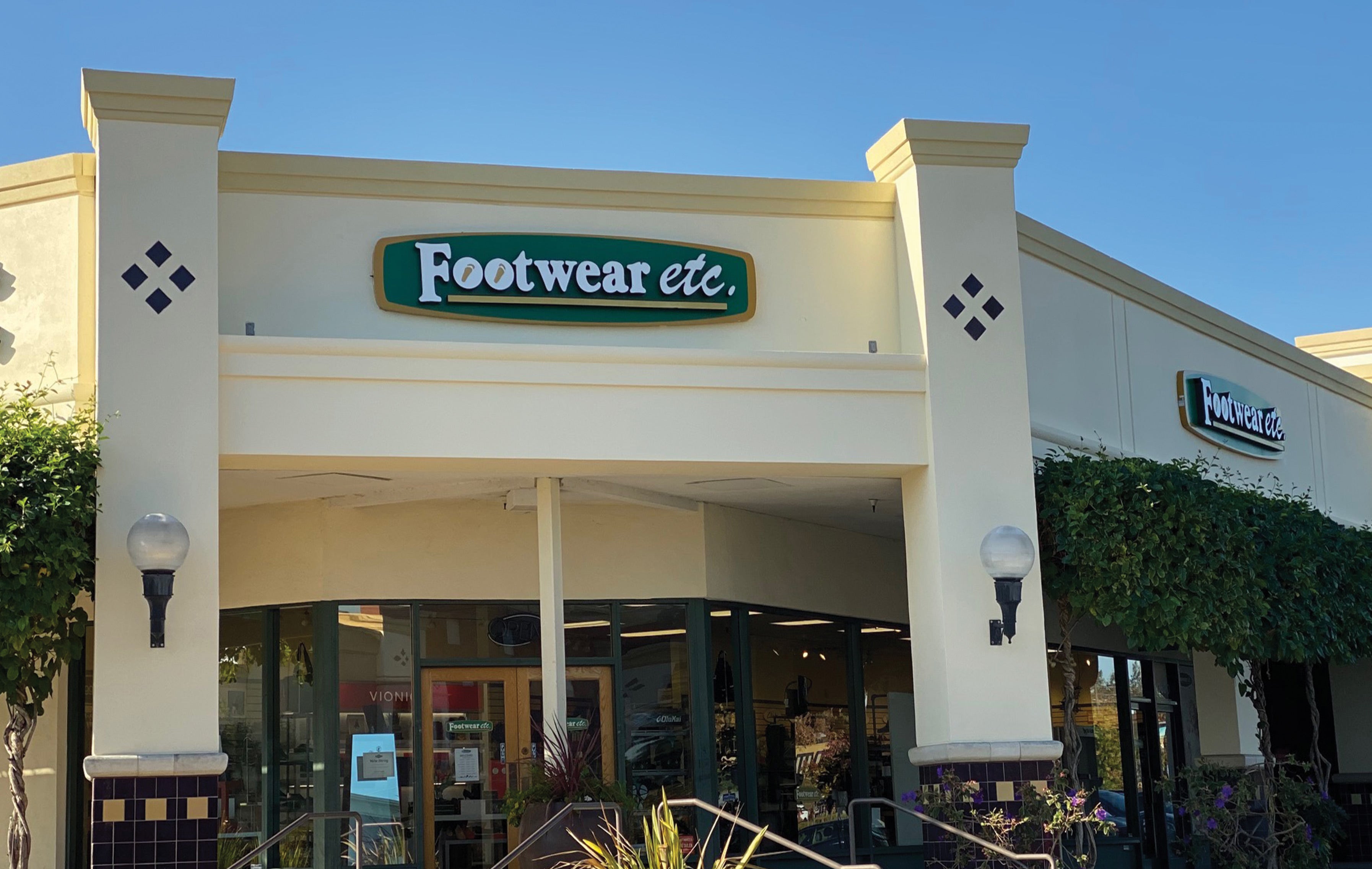The front entrance to Footwear etc. in Cupertino, CA.